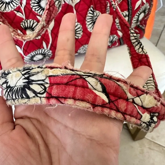 Vera Bradley Deco Daisy Red/white/black Floral Duffle Bag - Picture 6 of 9